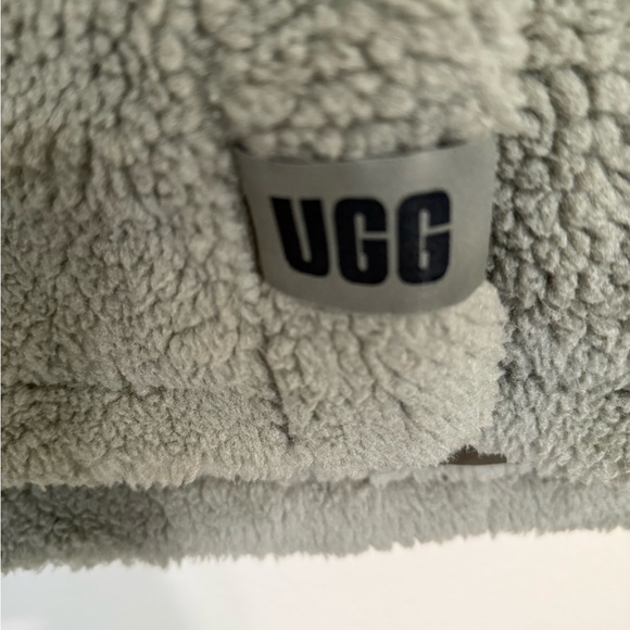 UGG Women’s Frankie Uggfluff shirt jacket/shacket retail $228| - Picture 5 of 15